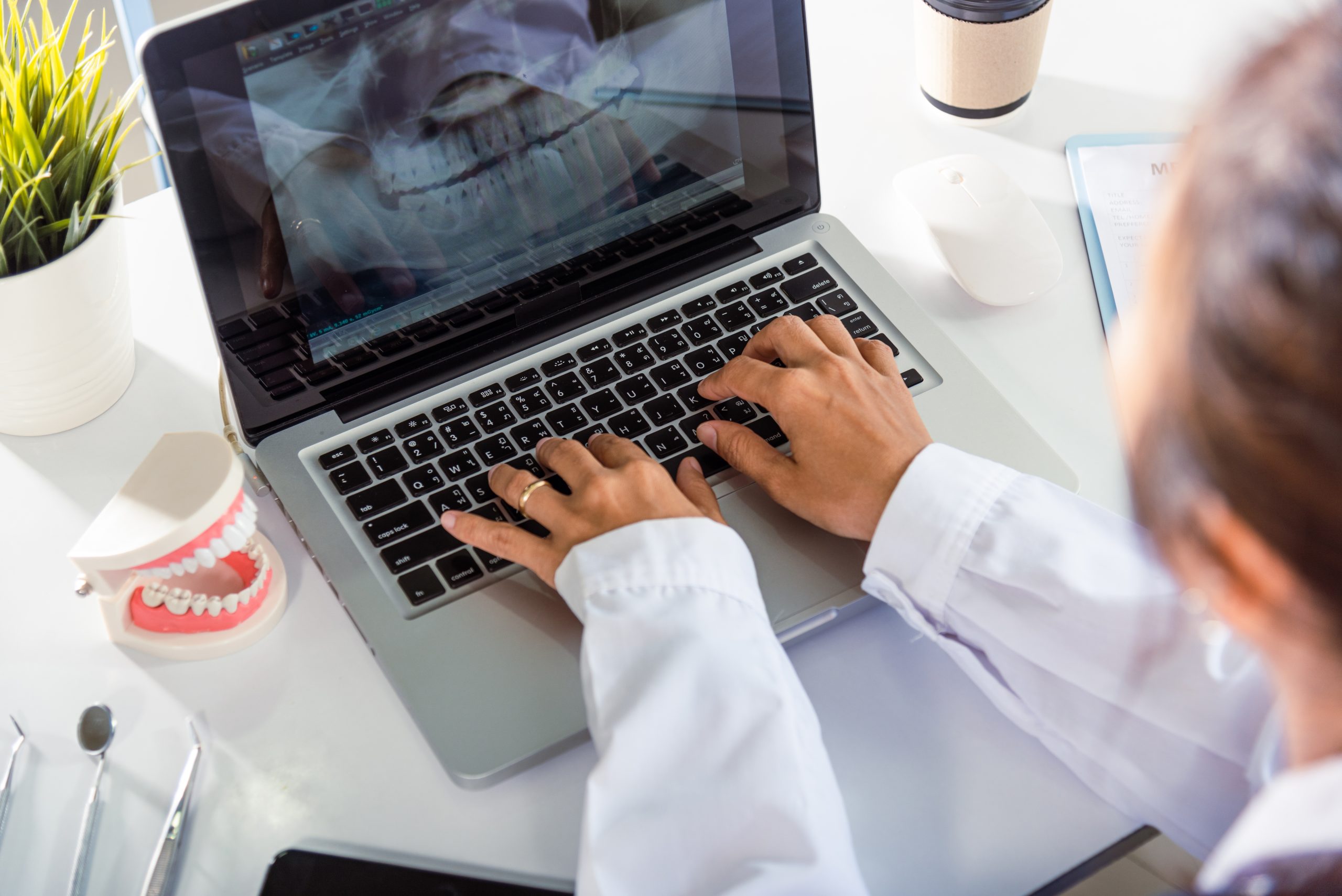 Software klinik gigi kumoDent™ memungkinkan pengunggahan dokumen hasil pemindaian dan foto, termasuk rontgen, dengan mudah.